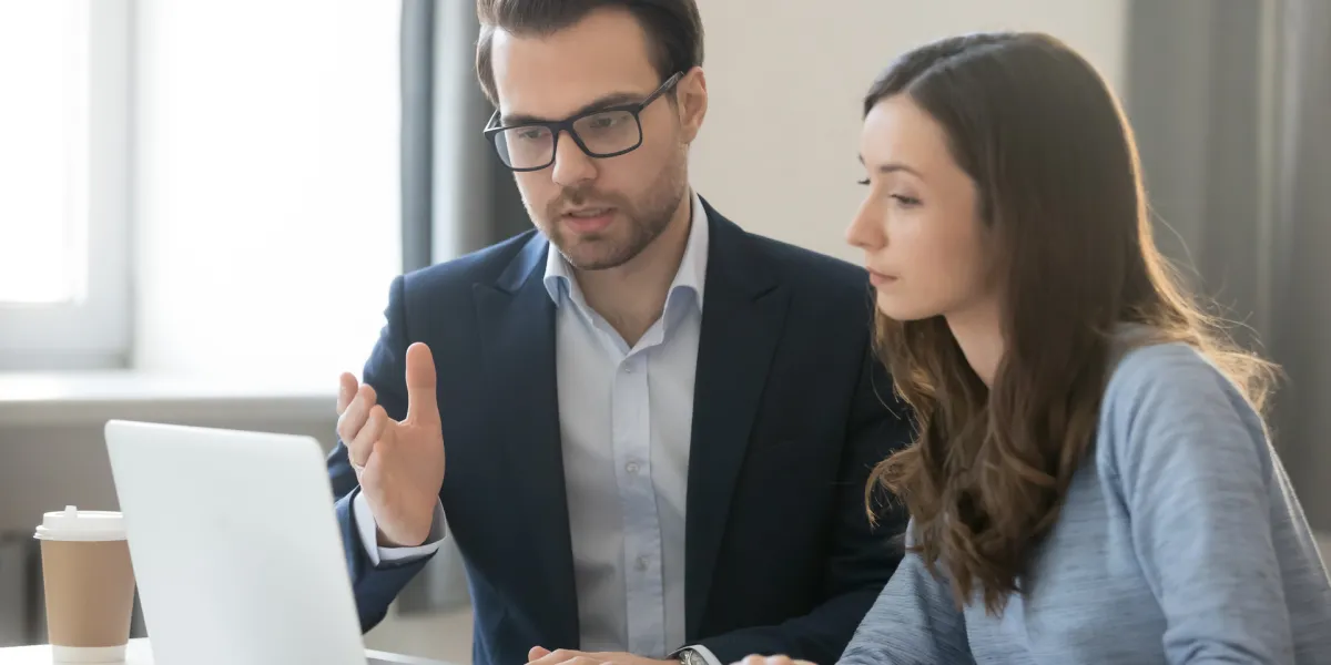 Mitarbeiter arbeiten am PC. Den ganzen Tag auf den Bildschirm zu gucken, ist alles andere als gesund für die Augen. © Shutterstock, fizkes