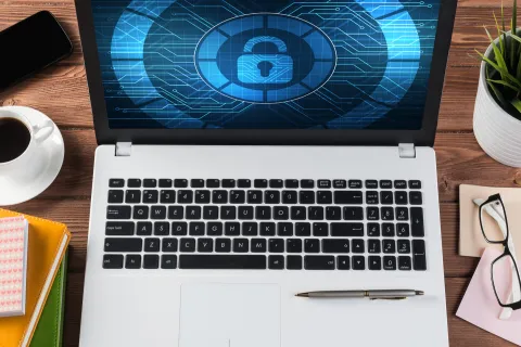 Als Arbeitgeber gehört Arbeitssicherheit und damit Datenschutz im Home-Office zu deinen Aufgaben. © Shutterstock, Khakimullin Aleksandr