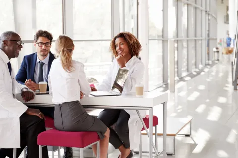 Ein Betriebsarzt unterstützt Arbeitgeber im Arbeits- und Gesundheitsschutz. © Shutterstock, Monkey Business Images