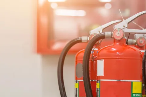 Feuerlöscher gehören zu den Hilfsmitteln der Brandschutzmaßnahmen. © Shutterstock, A_stockphoto