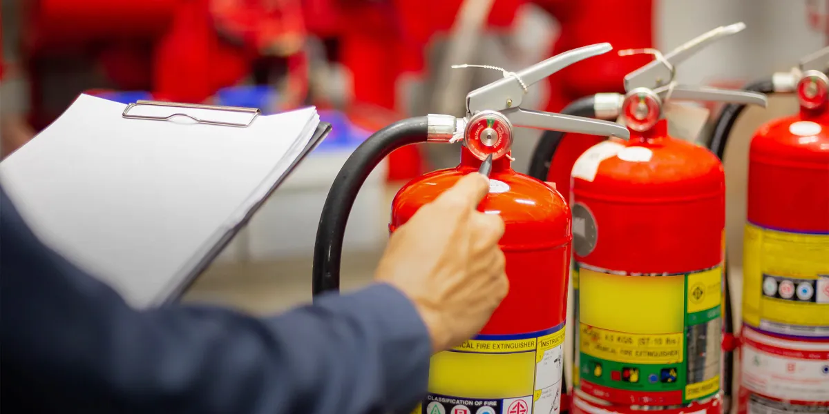 Für die Arbeitssicherheit deiner Mitarbeiter ist der Brandschutz ein zentrales Thema. © Shutterstock, A_stockphoto