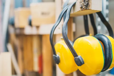 Mitarbeitende schützen – mit Lärmschutz und Schalldämmung