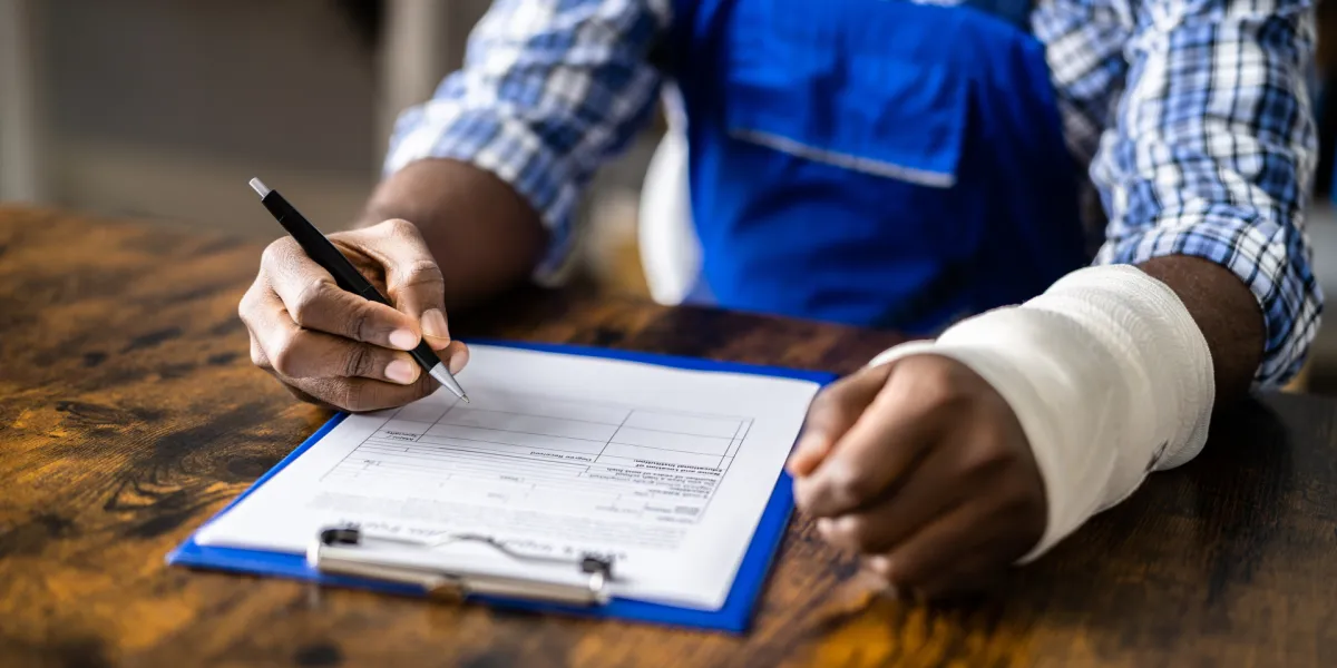 Im Jahr 2021 kam es im Vergleich zum Vorjahr wieder vermehrt zu Arbeitsunfällen. © Shutterstock, Andrey_Popov