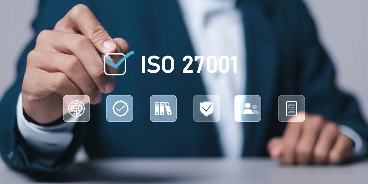 Unternehmer kreuzt Icon für 27001 an. © Adobe Stock, Pakin