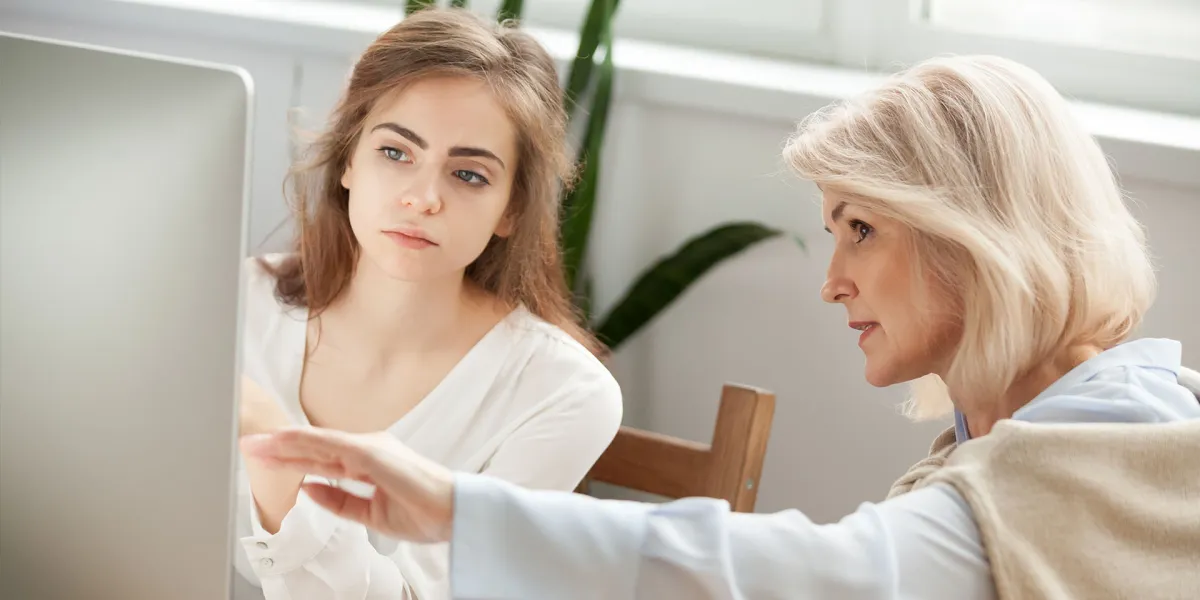 Mitarbeiterin unterrichtet minderjährige Auszubildende, für die es besondere Vorgaben nach dem Jugendarbeitsschutzgesetz gibt. © Shutterstock, fizkes