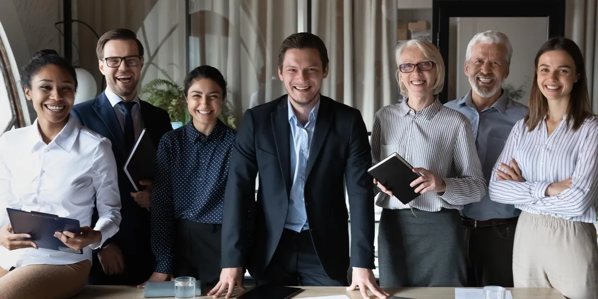 Ob du deine Angestellten und Kund*innen duzt, hängt von verschiedenen Faktoren ab. © Shutterstock, fizkes