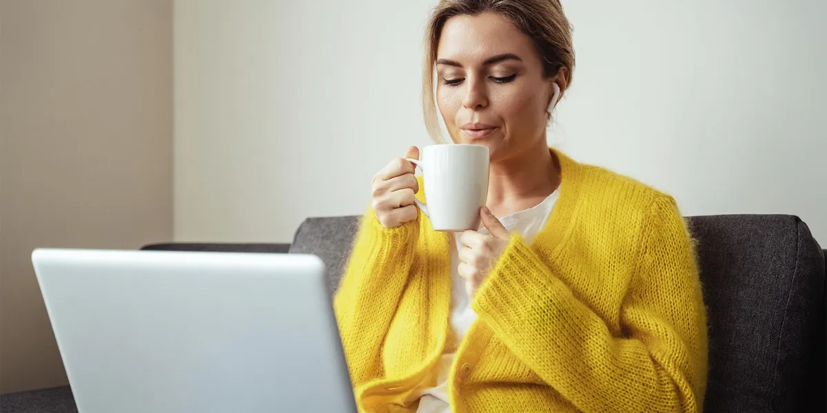 Eine Frau arbeitet aus dem Home-Office und trinkt einen Tee gegen ihren Winterblues. © Envato, BLACKDAY