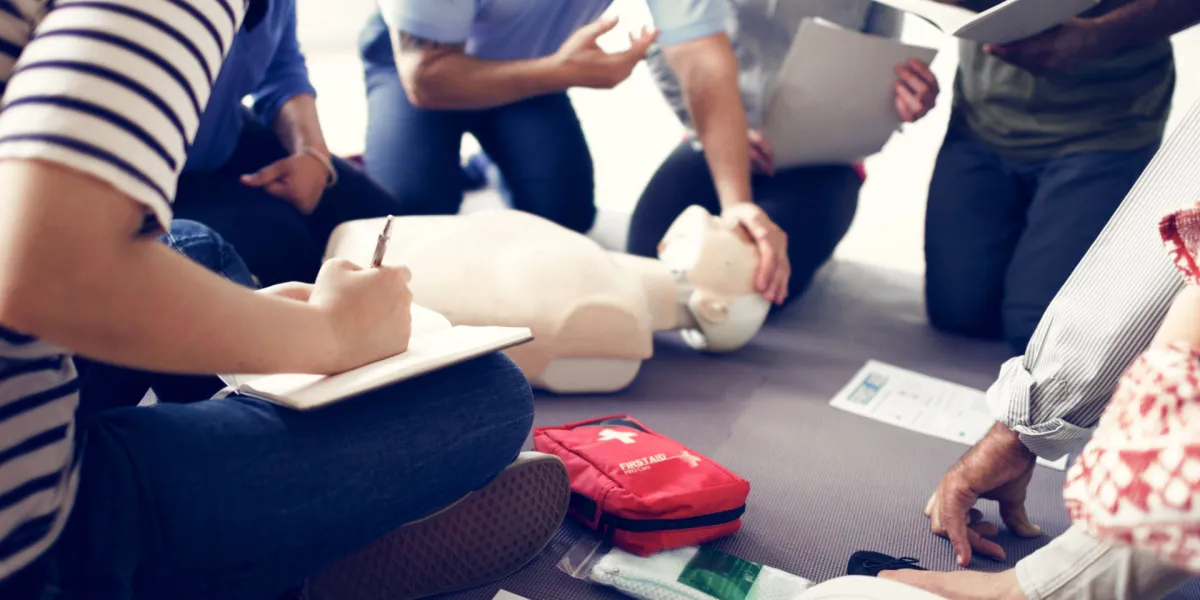 Betriebliche Ersthelfer*innen leisten bei Verletzten Erste Hilfe. © Shutterstock, Rawpixel.com