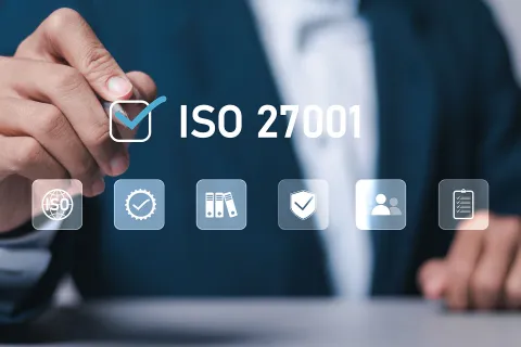 Unternehmer kreuzt Icon für 27001 an. © Adobe Stock, Pakin