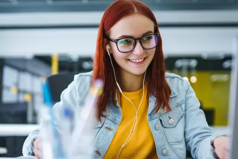 Eine jugendliche Mitarbeiterin bei der Arbeit in ihrem Ferienjob. © Adobe Stock, maxbelchenko