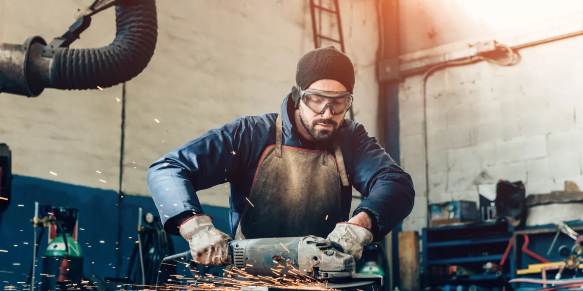 Mitarbeiter arbeitet mit Flex. In Deutschland gibt es mehrere Berufsgenossenschaften, die jeweils für die unterschiedlichen Branchen zuständig sind. © Shutterstock, Riccardo Piccinini