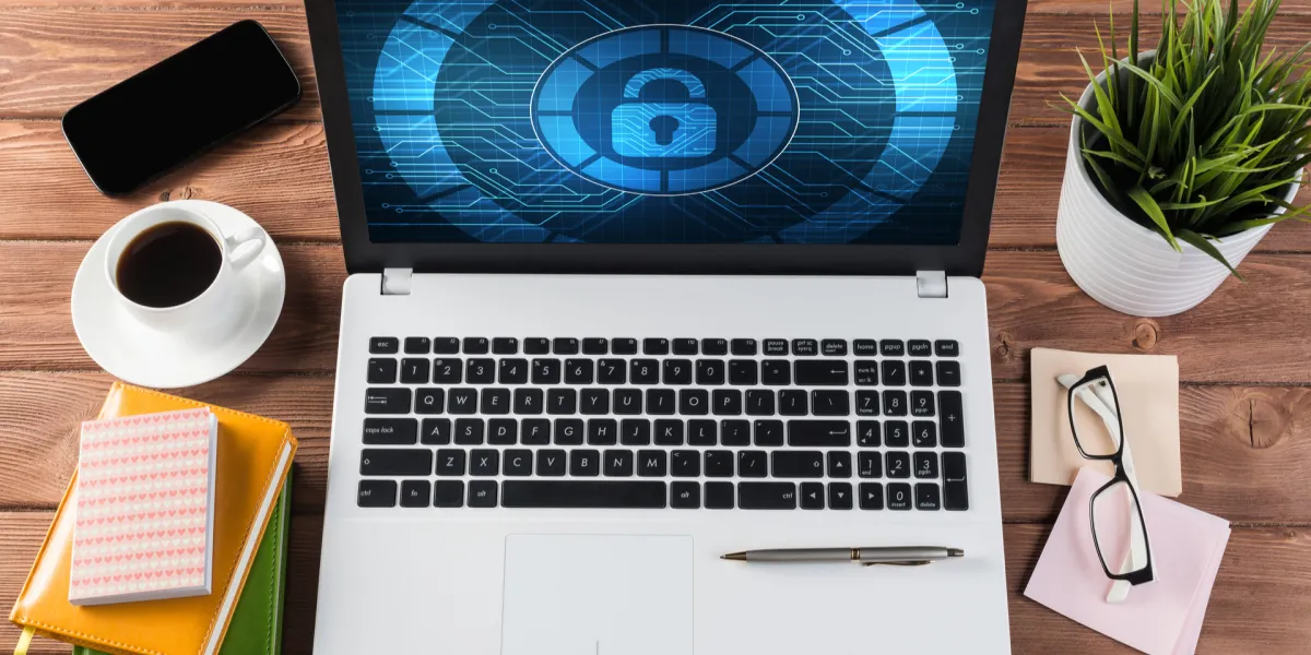 Als Arbeitgeber gehört Arbeitssicherheit und damit Datenschutz im Home-Office zu deinen Aufgaben. © Shutterstock, Khakimullin Aleksandr