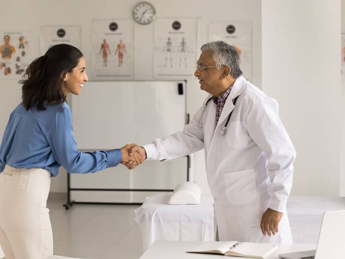 Gespräch mit Betriebsarzt als Teil vom Erfassungsbogen Arbeitsschutz zur Abstimmung von Gesundheitsschutz und Prävention.