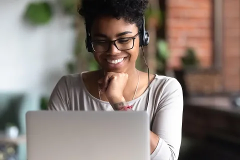 Mit Arbeitssicherheit zu zufriedenen Mitarbeiter*innen - auch im Homeoffice © Shutterstock fizkes