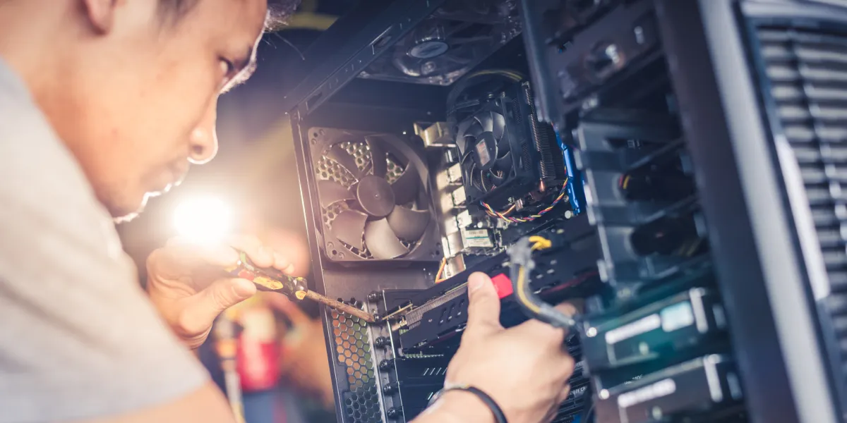 Eine Elektrofachkraft ist eine im Bereich der Elektrotechnik tätige Person. © Shutterstock, Preechar Bowonkitwanchai