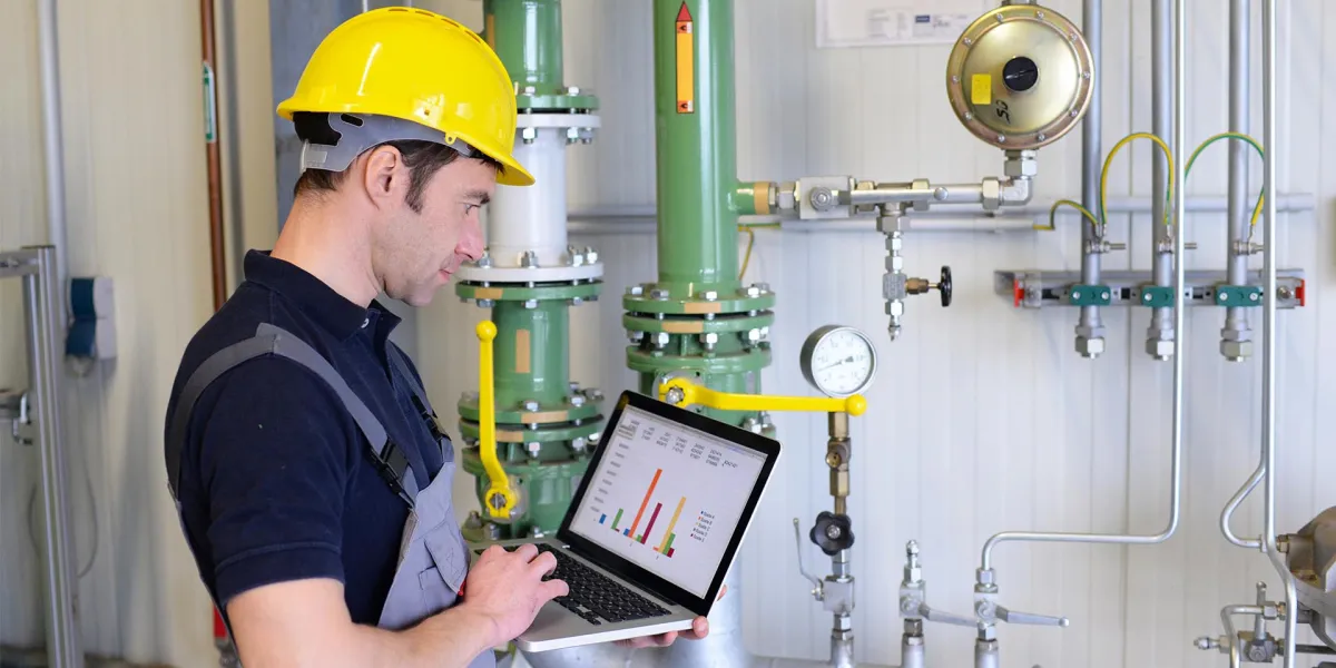 Wenn du Anlagen in deinem Unternehmen hast, die eine regelmäßige Überprüfung erfordern, solltest du sie regelmäßig überprüfen lassen. © Adobe Stock, industrieblick