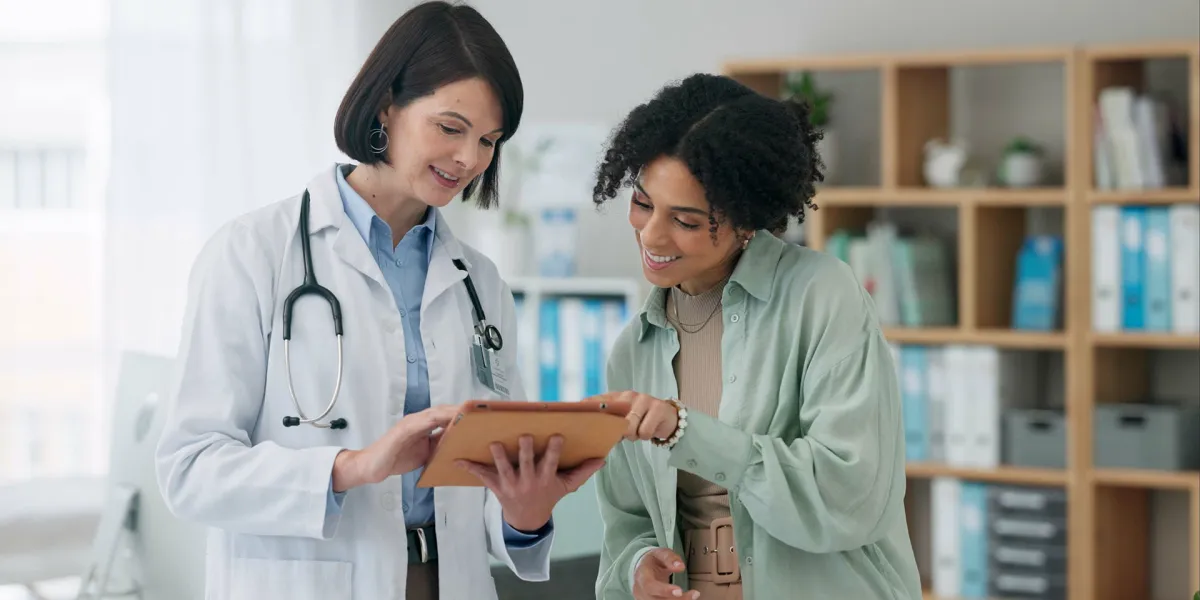 Betriebsärztin berät Unternehmerin zur arbeitsmedizinischen Vorsorge. © Adobe Stock, CineLens/peopleimages.com