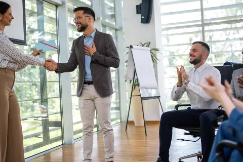 Eine Mitarbeiter wird von seiner Chefin mit einer Incentive Reise belohnt. © Adobe Stock, Mediteraneo