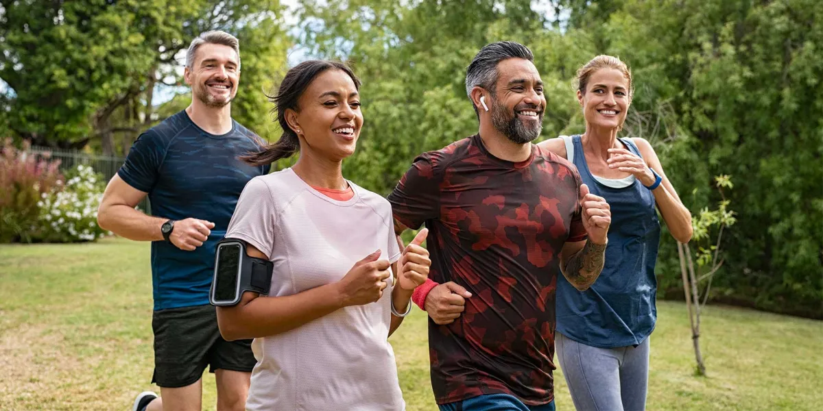 Eine Gruppe von Mitarbeitern nutzt die Möglichkeit zum Betriebssport und joggt gemeinsam. © Adobe Stock, Rido