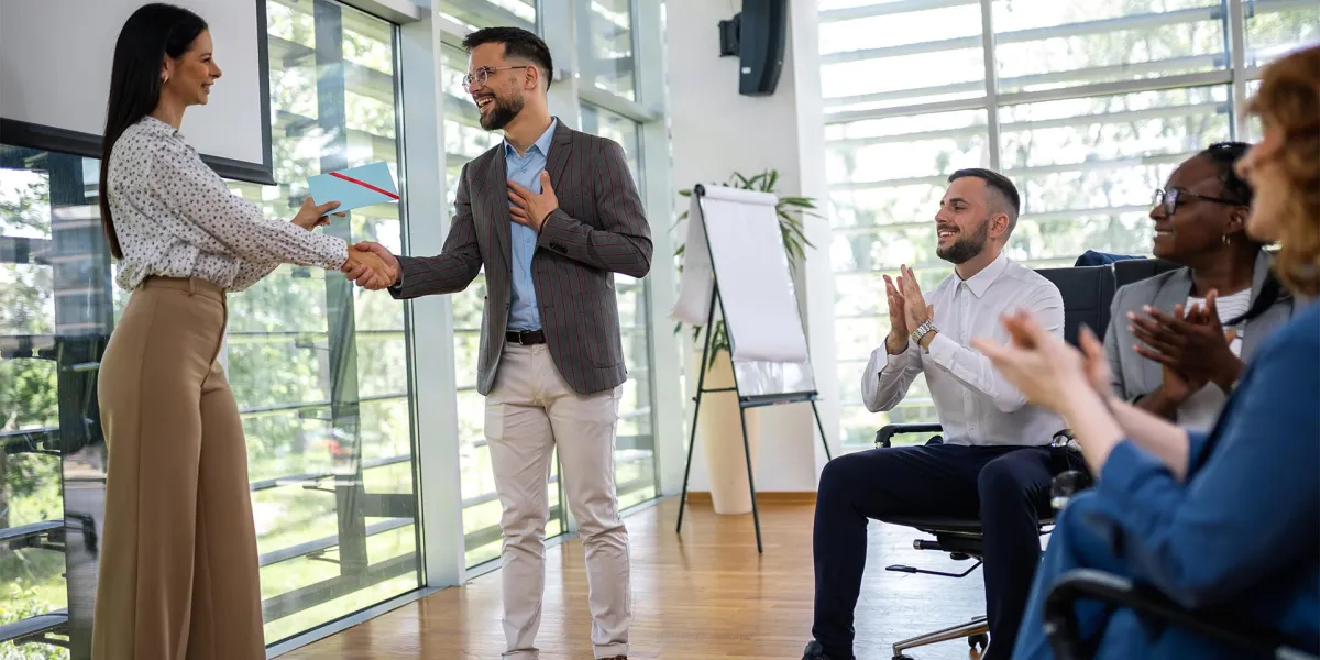 Eine Mitarbeiter wird von seiner Chefin mit einer Incentive Reise belohnt. © Adobe Stock, Mediteraneo