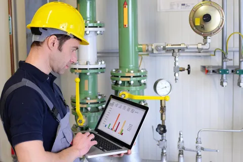 Wenn du Anlagen in deinem Unternehmen hast, die eine regelmäßige Überprüfung erfordern, solltest du sie regelmäßig überprüfen lassen. © Adobe Stock, industrieblick