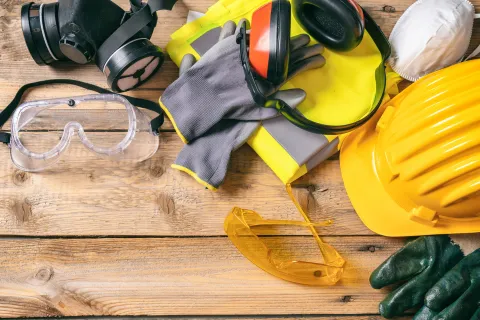 Bestimmte berufliche Tätigkeiten erfordern das Tragen persönlicher Schutzausrüstung. © Shutterstock, rawf8