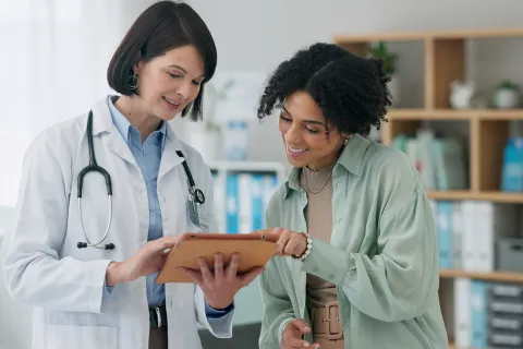 Betriebsärztin berät Unternehmerin zur arbeitsmedizinischen Vorsorge. © Adobe Stock, CineLens/peopleimages.com