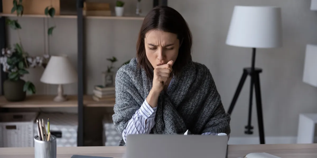 Sind bestimmte Bedingungen erfüllt, handelt es sich bei einer Infektion mit Corona um einen Arbeitsunfall. © Shutterstock, fizkes