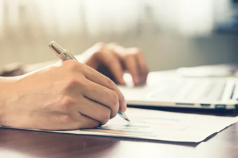 Für die Beurteilung von Gefährdungen in deinem Unternehmen besteht eine Dokumentationspflicht. © Shutterstock, Tortoon