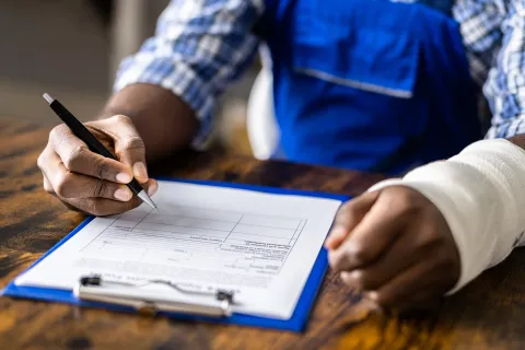 Im Jahr 2021 kam es im Vergleich zum Vorjahr wieder vermehrt zu Arbeitsunfällen. © Shutterstock, Andrey_Popov