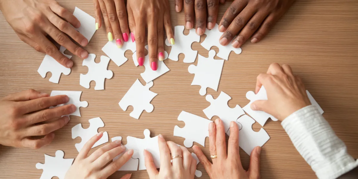 Teambuilding-Maßnahmen tragen zu verbesserter Kommunikation und Konfliktlösungsfähigkeit bei. © Shutterstock, fizkes