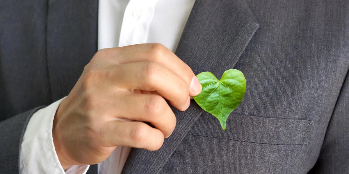 Ein Herz für grünes Handeln: Das ist eine Möglichkeit, um unternehmerische Verantwortung zu übernehmen. © Shutterstock, wk1003mike
