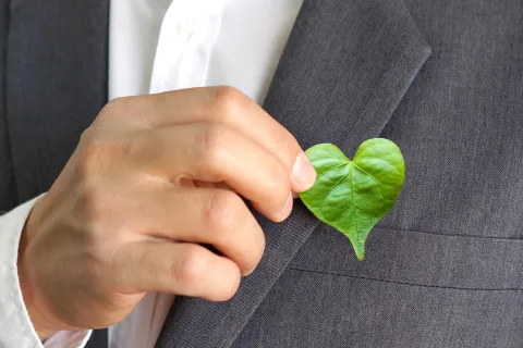 Ein Herz für grünes Handeln: Das ist eine Möglichkeit, um unternehmerische Verantwortung zu übernehmen. © Shutterstock, wk1003mike