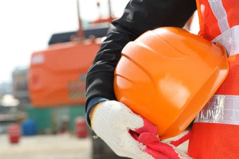Bauarbeiter in Schutzkleidung auf Baustelle zeigt Bedeutung der Arbeitssicherheit nach DGUV Vorschriften. © Shutterstock, ndoeljindoel