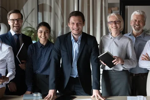 Ob du deine Angestellten und Kund*innen duzt, hängt von verschiedenen Faktoren ab. © Shutterstock, fizkes