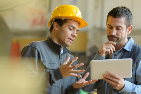 Fachkraft für Arbeitssicherheit unterstützt Unternehmer im Rahmen der sicherheitstechnischen und betriebsärztlichen Betreuung. © Shutterstock, ALPA PROD
