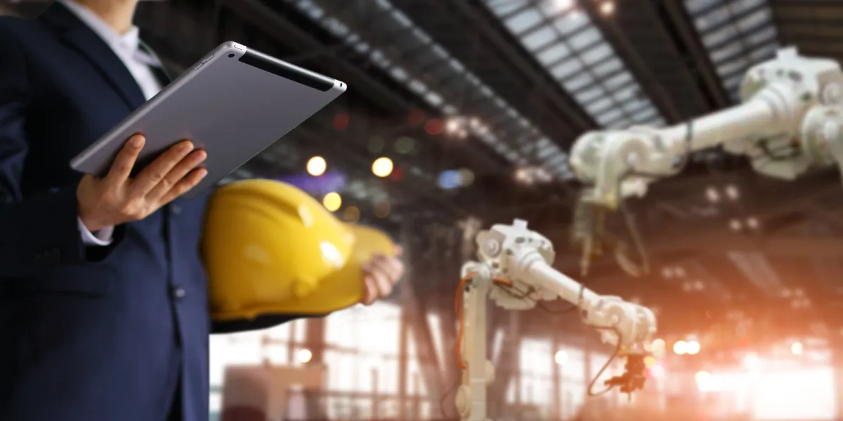 Unternehmer mit Schutzkleidung in Fabrik. Elektrische Anlagen und Betriebsmittel müssen sicher sein und dürfen keine Gefahr für Mitarbeiter darstellen. © Shutterstock, PopTika