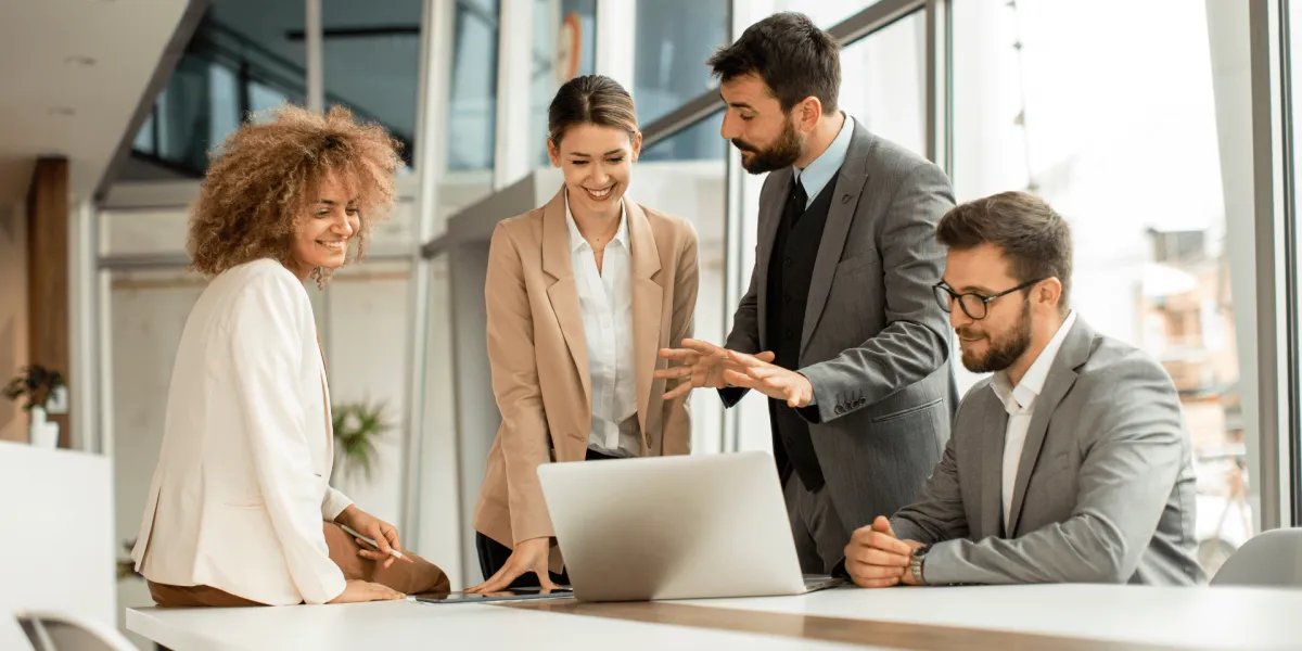 Mitarbeiter kommunizieren im Büro miteinander. © Adobe Stock, BGStock72