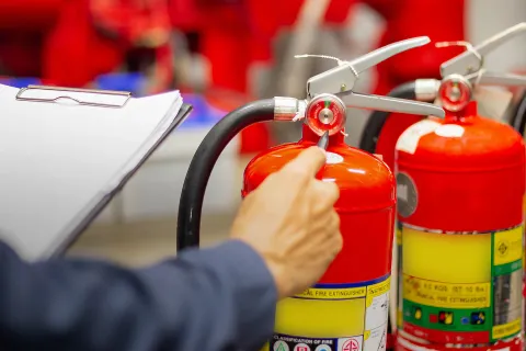 Für die Arbeitssicherheit deiner Mitarbeiter ist der Brandschutz ein zentrales Thema. © Shutterstock, A_stockphoto