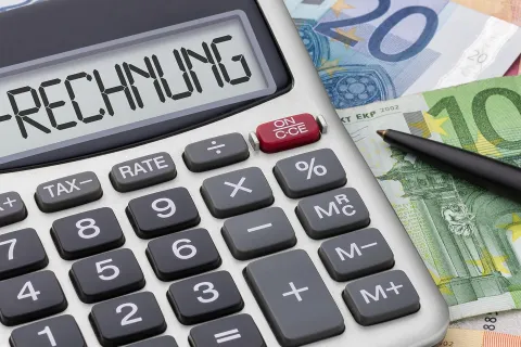 Die E-Rechnung auf einem Taschenrechner. © Adobe Stock, Zerbor