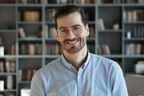 Bevor du dich nebenberuflich selbstständig machst, solltest du dich umfassend informieren. © Shutterstock, fizkes