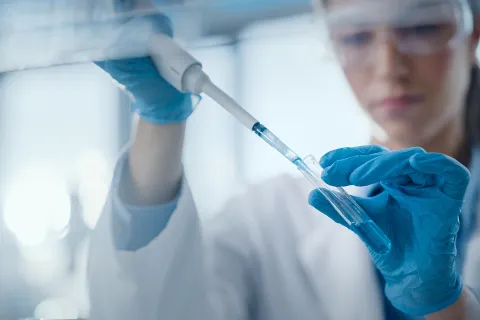 Robert Koch ist ein Name, der im Zusammenhang mit der Impfgeschichte genannt werden muss. © Shutterstock, Gorodenkoff