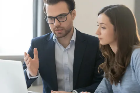Mitarbeiter arbeiten am PC. Den ganzen Tag auf den Bildschirm zu gucken, ist alles andere als gesund für die Augen. © Shutterstock, fizkes
