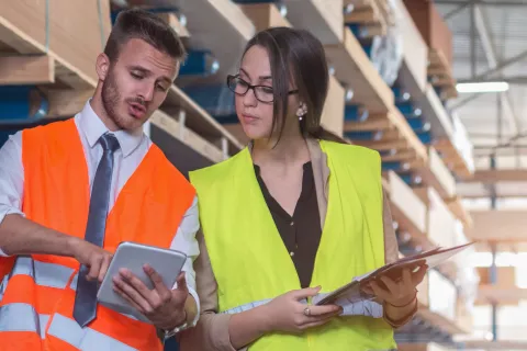 Berufsgenossenschaft prüft die Einhaltung der Vorgaben des Arbeitsschutzgesetzes. © Shutterstock, Aleksandar Karanov