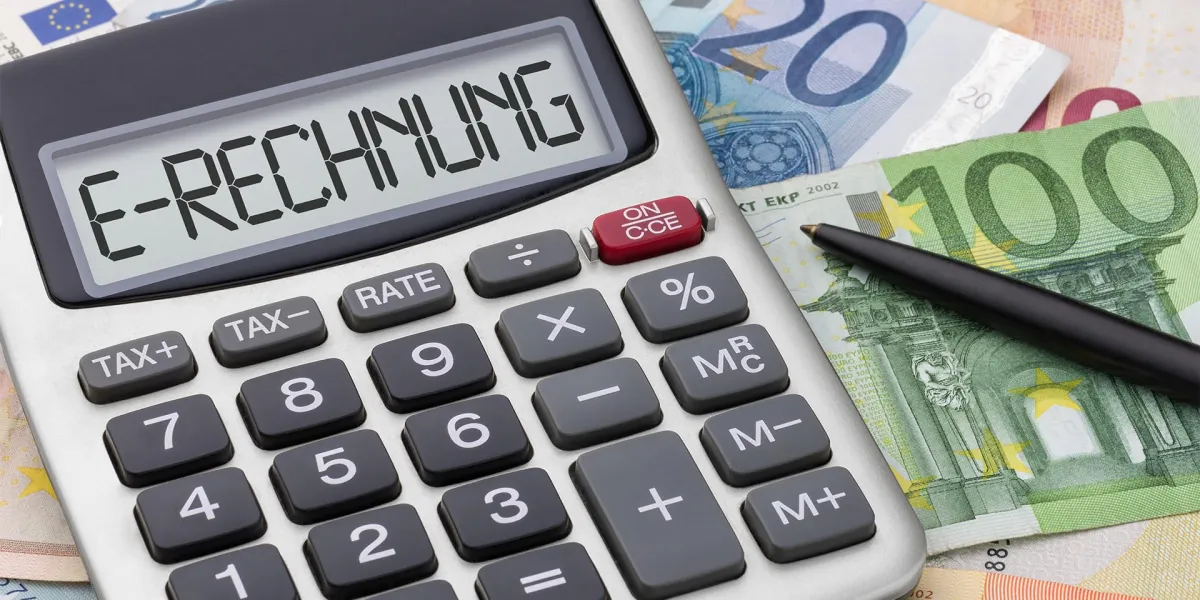 Die E-Rechnung auf einem Taschenrechner. © Adobe Stock, Zerbor