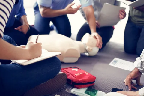 Betriebliche Ersthelfer*innen leisten bei Verletzten Erste Hilfe. © Shutterstock, Rawpixel.com