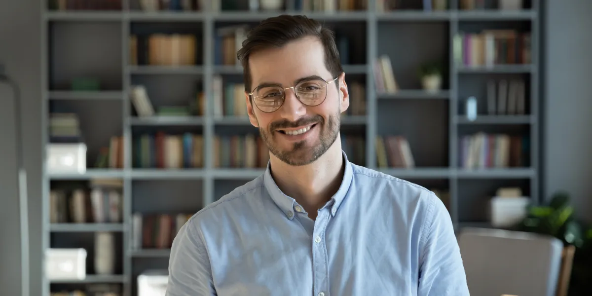 Bevor du dich nebenberuflich selbstständig machst, solltest du dich umfassend informieren. © Shutterstock, fizkes