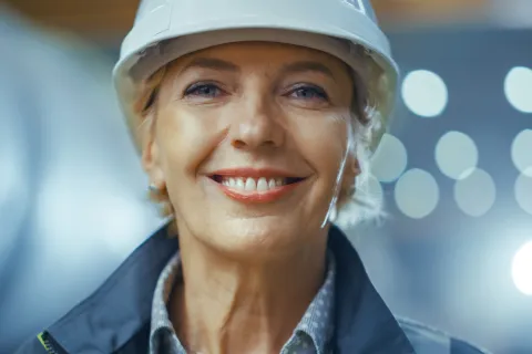 Die Fachkraft für Arbeitssicherheit spielt eine wichtige Rolle im betrieblichen Arbeitsschutz. © Shutterstock, Gorodenkoff