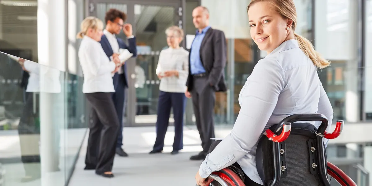 Inklusion ist ein elementares Stichwort für die Integrierung von Mitarbeitern mit einer Behinderung. © Shutterstock, Robert Kneschke