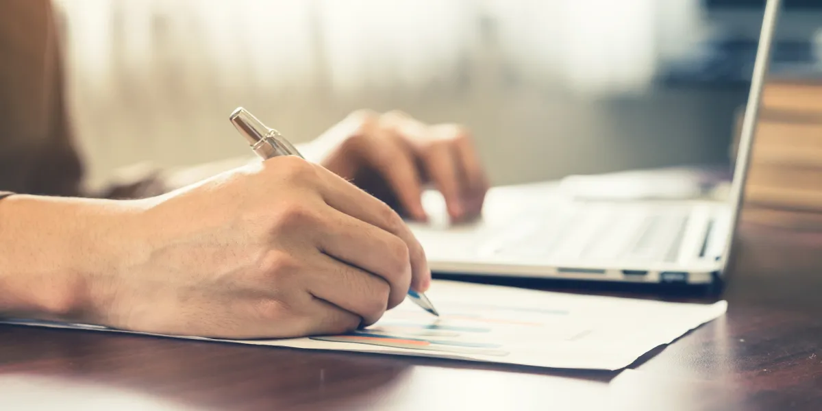 Unternehmer dokumentiert wichtige Informationen für die Beurteilung von Gefährdungen. © Shutterstock, Tortoon